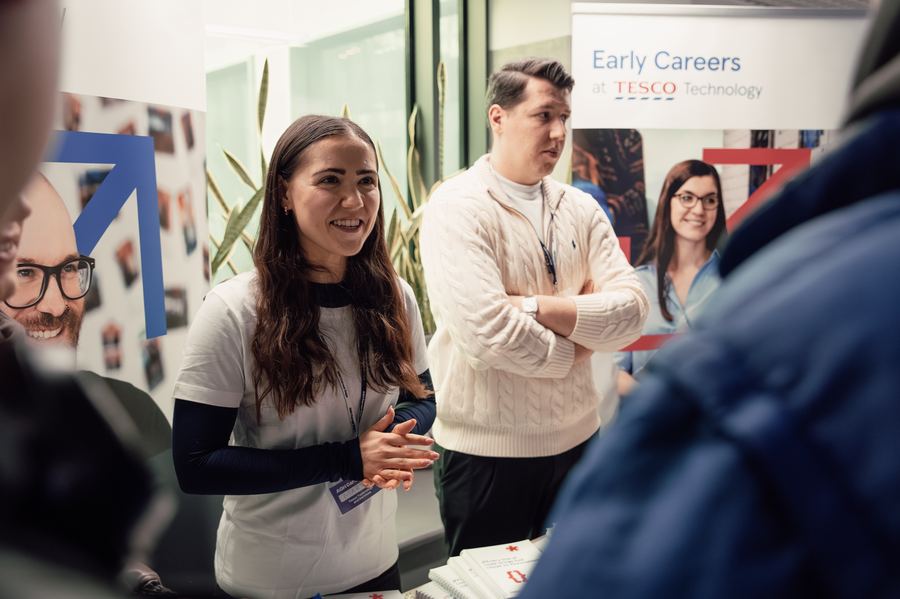 Rozmowa uczestniczki ze stoiskiem firmowym Tesco Technology podczas AGH Career Days