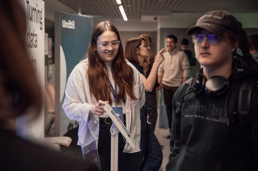 Uczestniczka odwiedzająca stoisko firmowe podczas AGH Career Days
