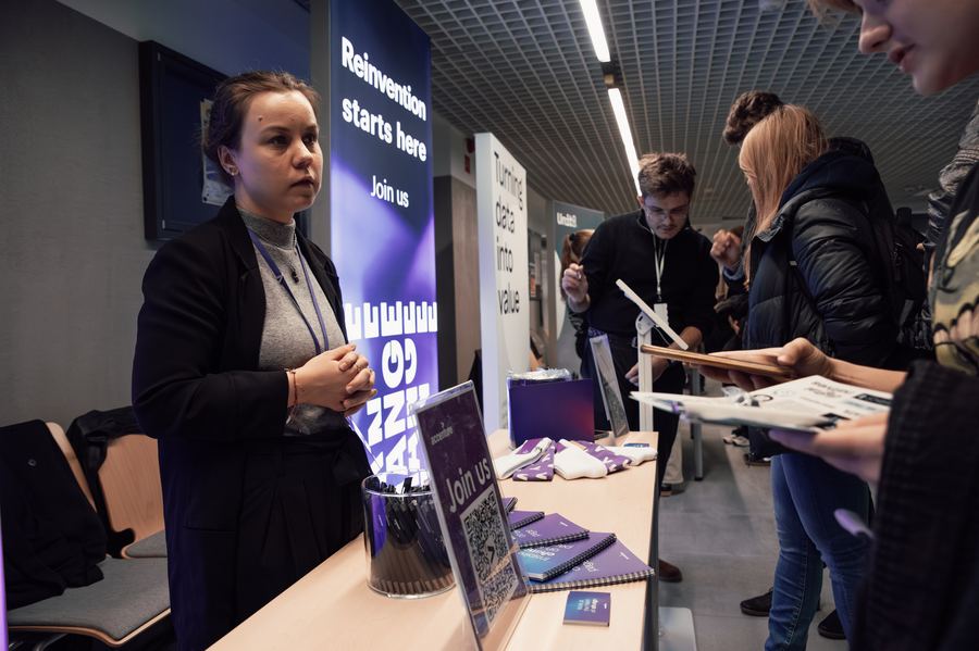Studenci przy stoisku firmowym podczas AGH Career Days