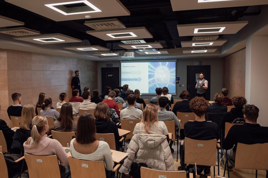 Uczestnicy podczas prelekcji na AGH Career Days