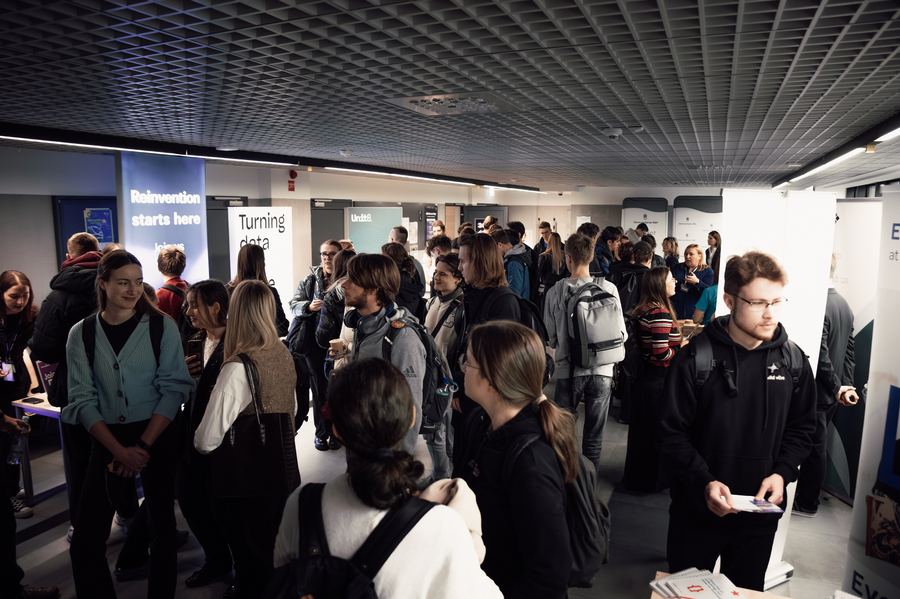 Tłum studentów odwiedzających stoiska firmowe podczas AGH Career Days