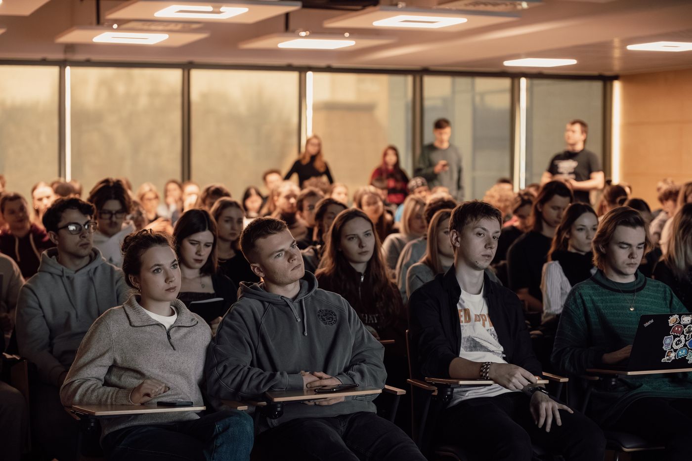 Prelekcja podczas AGH Career Days - prowadzący omawia zagadnienia rekrutacyjne przed salą pełną studentów